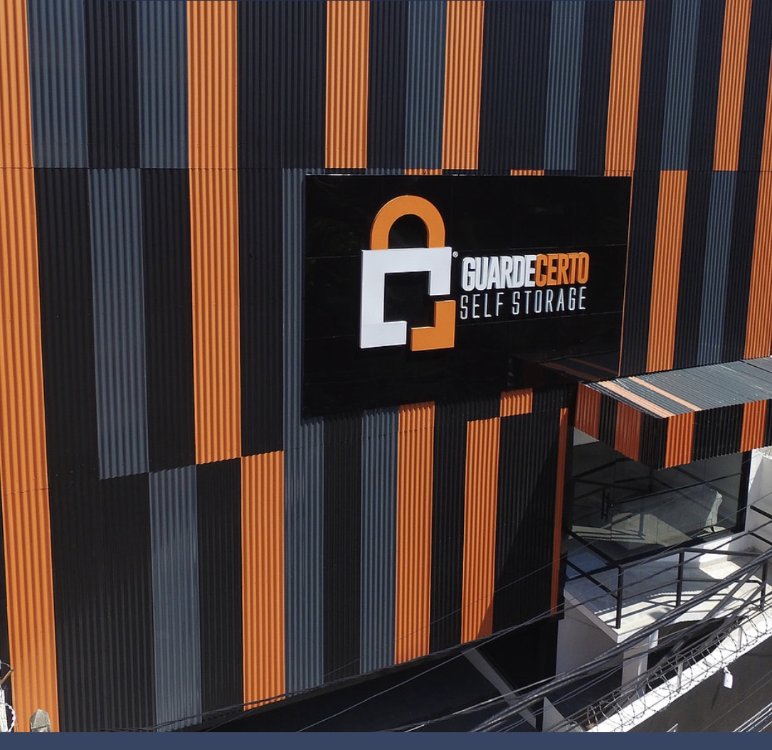 Fachada do Guarde Certo Self Storage no Ingá com logo característico